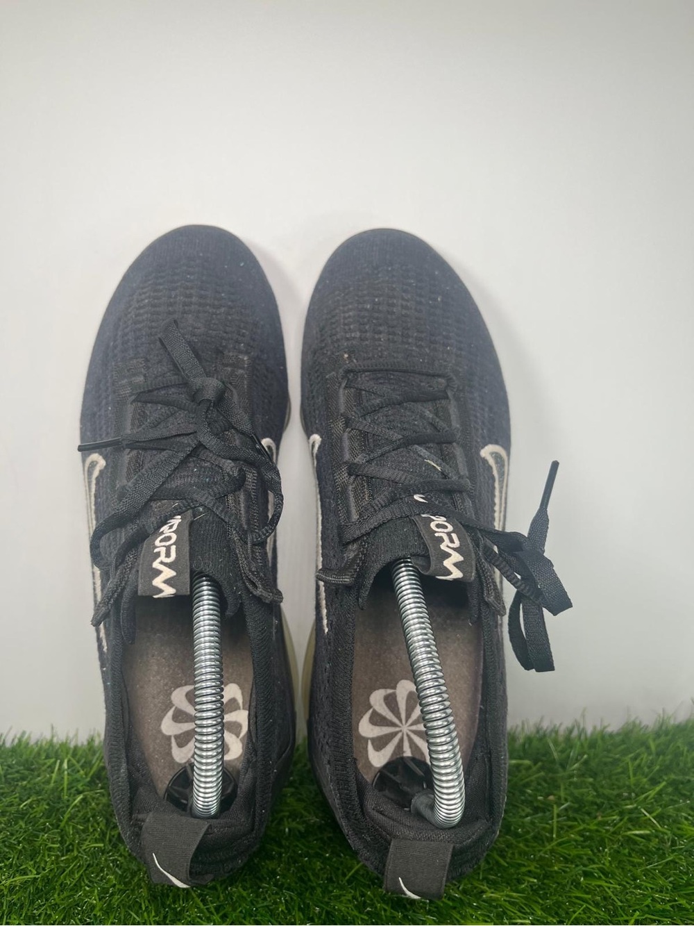 Nike Air VaporMax Flyknit Women’s Size 10 Black White Running Shoes Sneakers - Picture 5 of 8